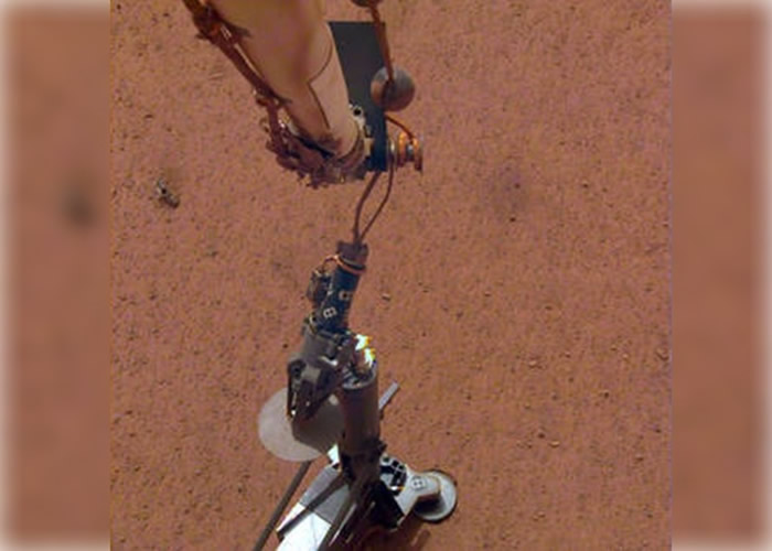 “洞察号”着陆器将鼹鼠设置于火星地表。