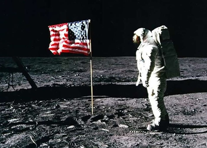 美国宇航员在1969年成功登月。