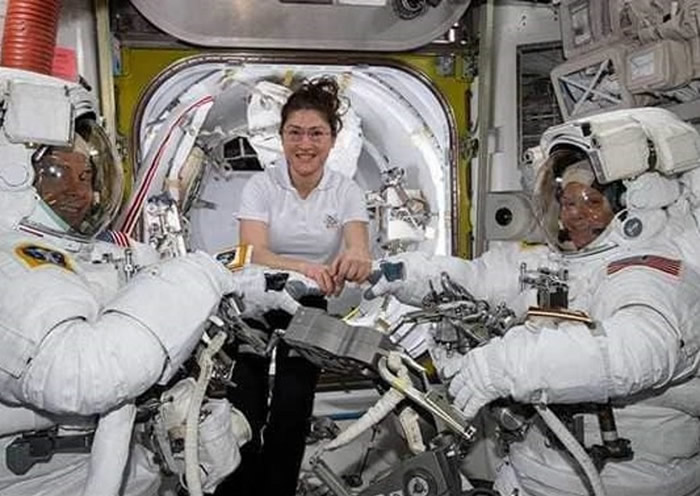 黑格（左）、科克（中）及麦克莱恩（右）正身处空间站。