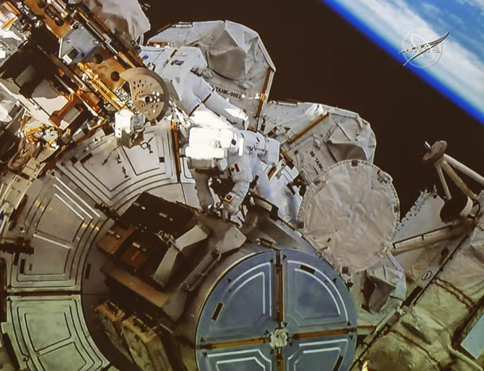 美国宇航局航天员安妮·麦克莱恩和加拿大航天员大卫·圣-雅克进入太空对国际空间站进行维护