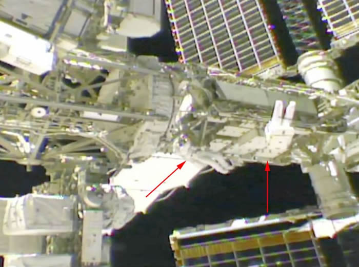 美国宇航局航天员安妮·麦克莱恩和加拿大航天员大卫·圣-雅克进入太空对国际空间站进行维护