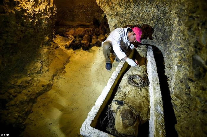 美国探索频道深入埃及古墓现场直播“开棺秀” 呈现2500年前大祭司棺木