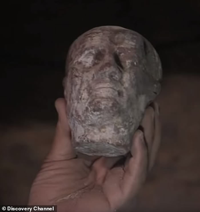 美国探索频道深入埃及古墓现场直播“开棺秀” 呈现2500年前大祭司棺木