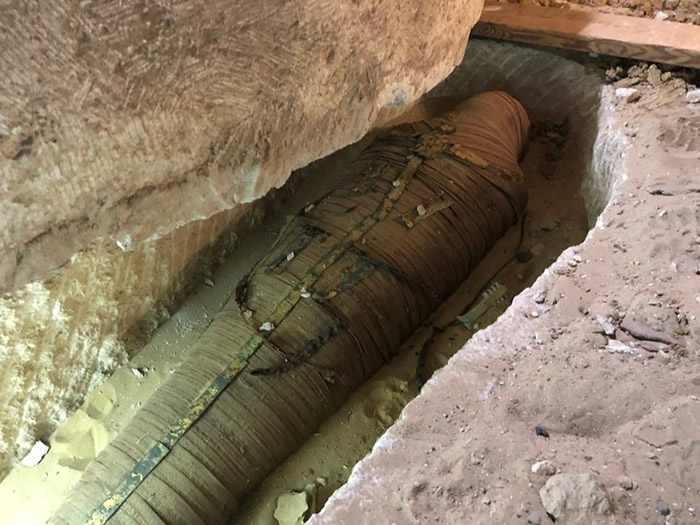 美国探索频道《探险未知：埃及直播》直播2500年前埃及高级祭司棺木开封