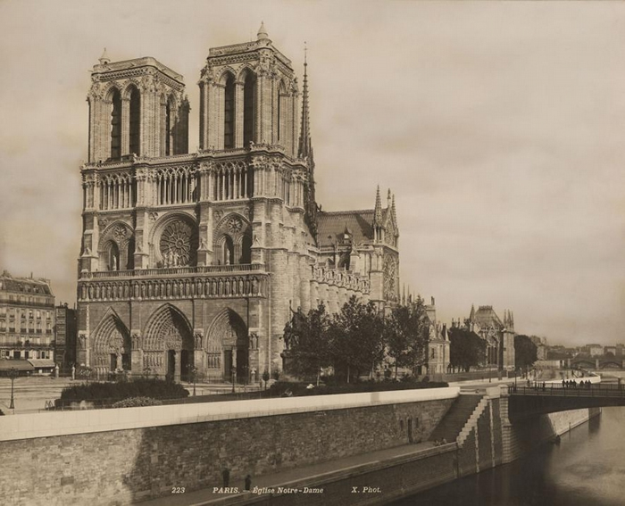 坐落在塞纳-马恩省河（Seine River）上的巴黎圣母院（此为1920年代的照片）几世纪以来一直是巴黎的象征。 这场大火蹂躏了这座建筑物，造成无法修复的破坏