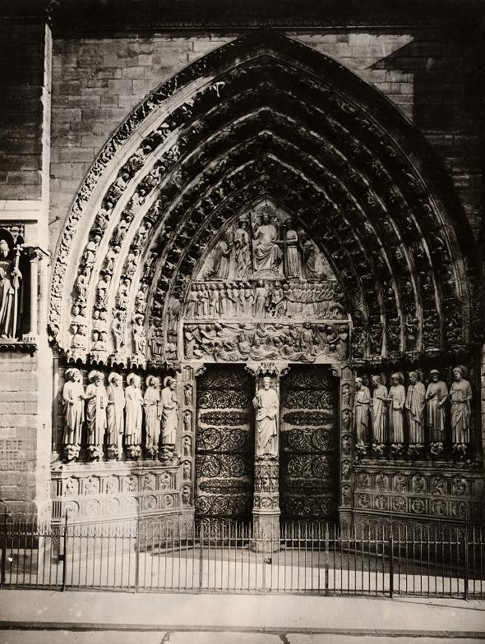 圣母院入口处的最后审判石雕，描述死者朝大天使麦可（Archangel Michael）爬去。 这处入口是在1220年左右雕刻，呈现的是马太福音描述的景象。 PH