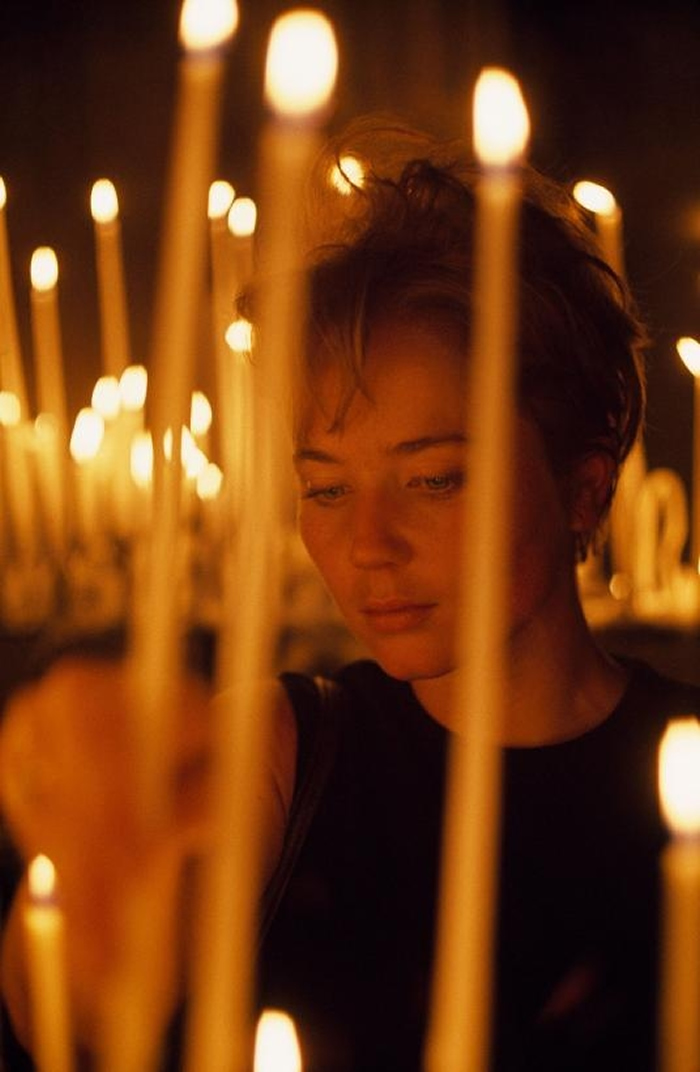 1968年，一位美国观光客在圣母院内点上一支蜡烛。 PHOTOGRAPH BY BRUCE DALE, NAT GEO IMAGE COLLECTION