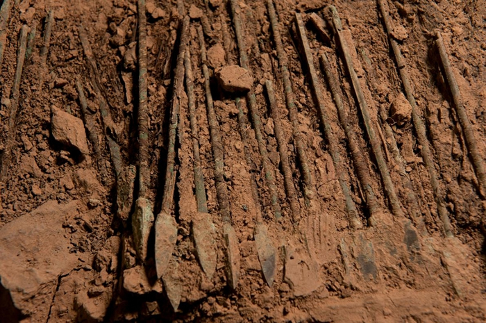 学者相信铬涂层在过去两千多年岁月，保护青铜兵器免于锈蚀。 PHOTOGRAPH BY O. LOUIS MAZZATENTA, NAT GEO IMAGE CO
