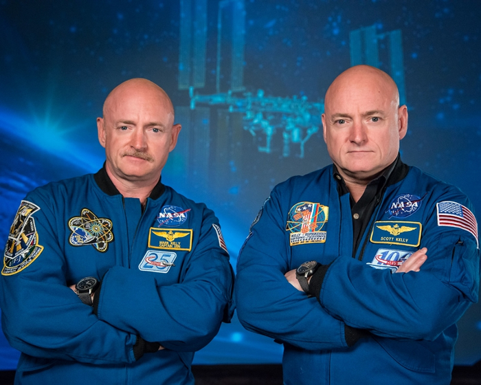 航天员史考特． 凯利（右）在准备前往国际太空站执行为期一年的任务之前，和他的双胞胎兄弟前航天员马克． 凯利（Mark Kelly）一起出席一项宣传活动。 PHO