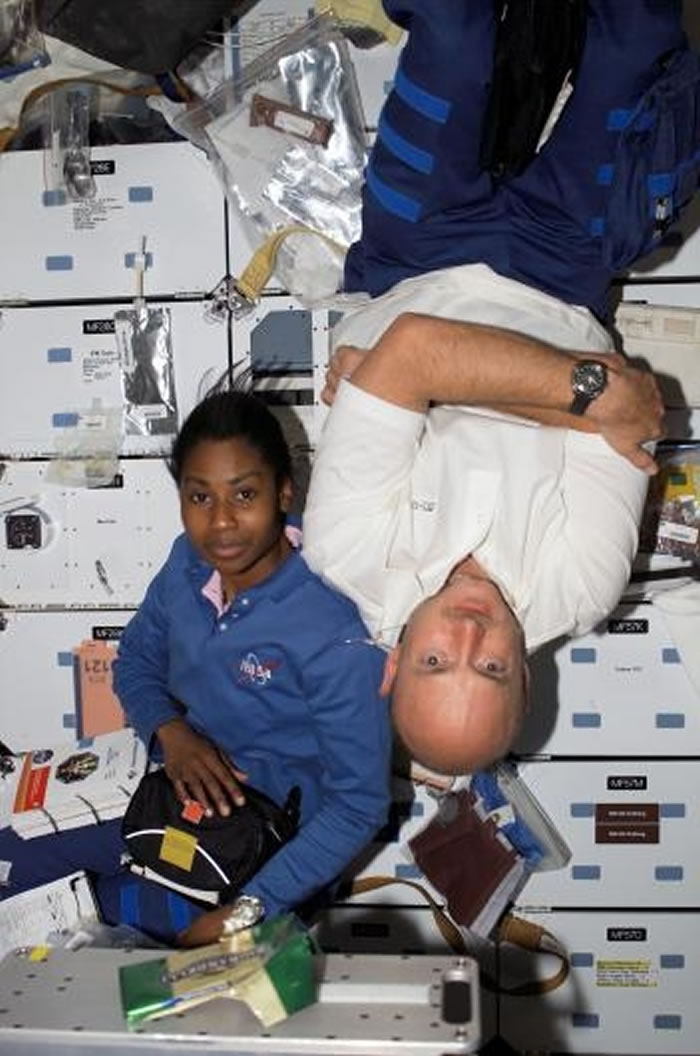 2006年，发现号航天飞机停靠国际太空站的时候，航天员史达夫妮． 威尔森（Stephanie D. Wilson）和马克． 凯利飘浮在发现号航天飞机里。 PHO