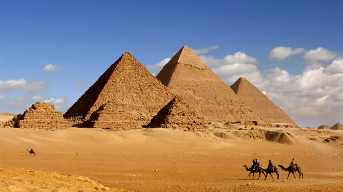 吉萨高原法老金字塔附近发现古埃及王国时期墓葬