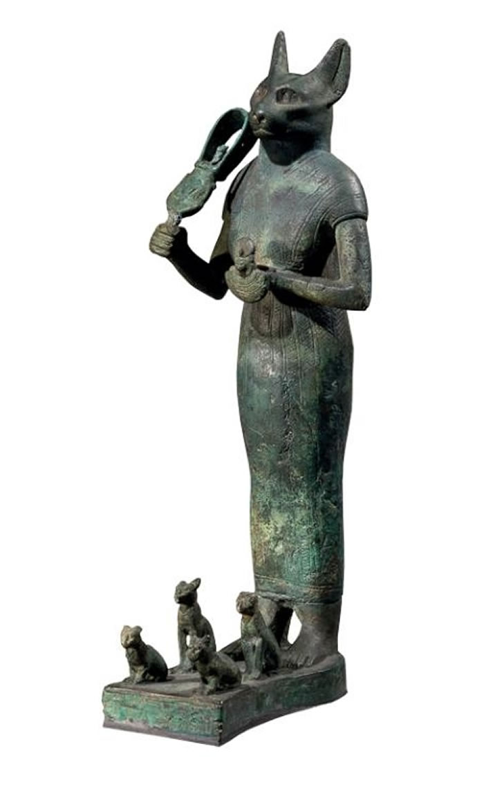 这座青铜雕像描绘芭丝特脚边带着四只象征生育力的小猫。 她手握节庆乐器叉铃（sistrum）或摇响器（rattle）。 这座铜像的年代介于公元前900至600年间
