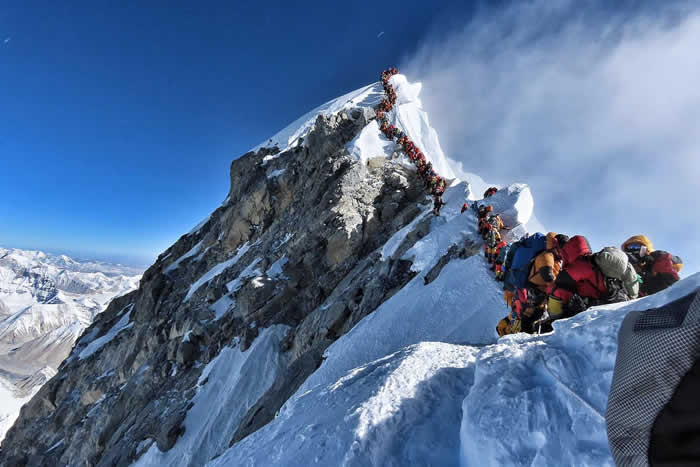 攻顶圣母峰（珠穆朗玛峰）遇大塞车 登山客寒风中排队3小时酿3人死亡