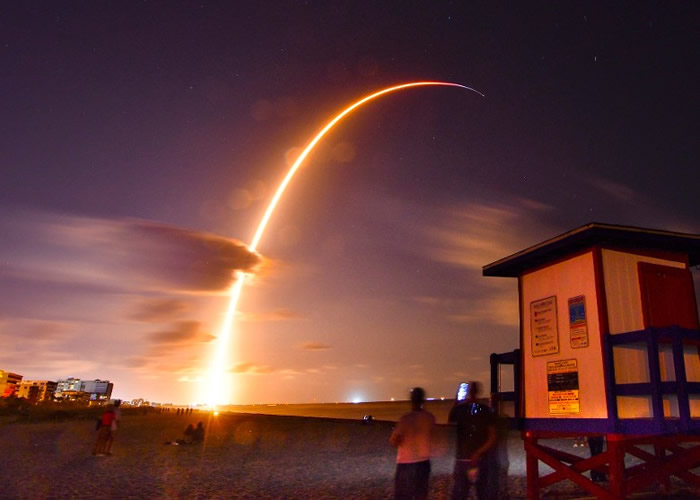 SpaceX发射60枚卫星上太空 将为全球提供上网服务