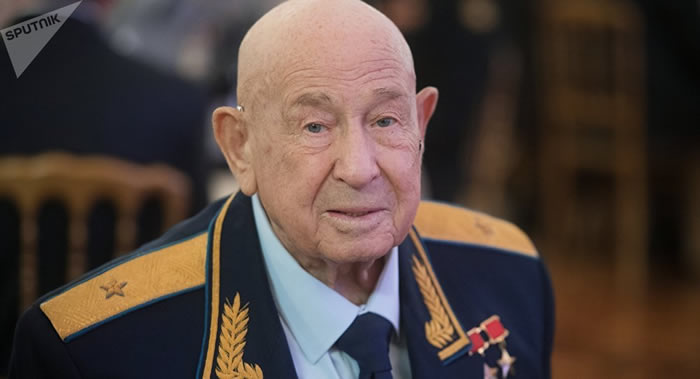 “太空行走第一人”！苏联宇航员阿列克谢·列昂诺夫在医院过寿辰