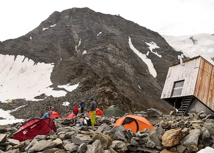 法国当局收紧勃朗峰的登山人数 实施新规定以免过度挤迫