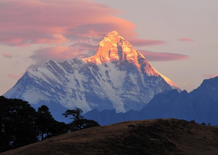 楠达德维山（图）的东峰是世上最难攀登的山峰之一。