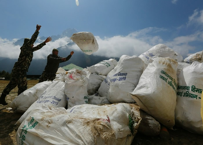珠穆朗玛峰近6周登山旺季检获10吨垃圾