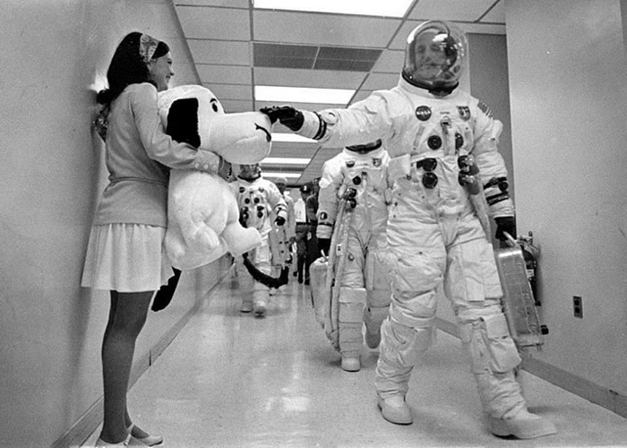 太空人当年出发前，曾摸摸“史努比”卡通公仔祝愿好运。