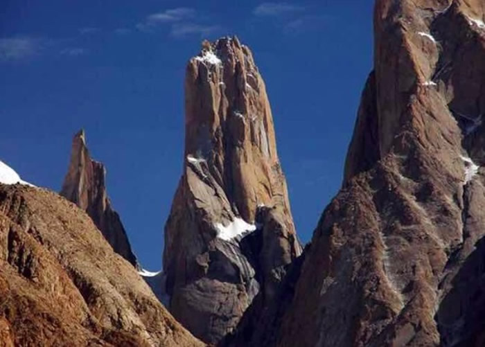 中国登山队攀登巴基斯坦海拔6400米山峰 大陆及香港两名登山者因低温冻死