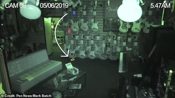 英国东萨塞克斯郡布赖顿监控视频拍到琴行闹鬼 透明白影在顾客间穿梭