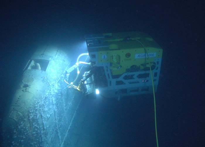 研究人员使用遥控深潜器考察核潜艇。
