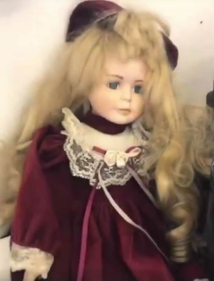 英国灵异节目《捕捉超自然》拍摄到“英国版安娜贝尔”娃娃开口说话的恐怖影像