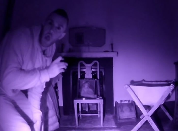 英国灵异节目《捕捉超自然》拍摄到“英国版安娜贝尔”娃娃开口说话的恐怖影像