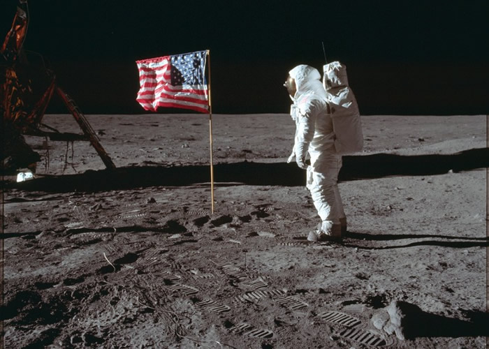 奥尔德林踏足月球表面。