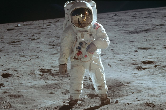 奥尔德林在月球表面探索。