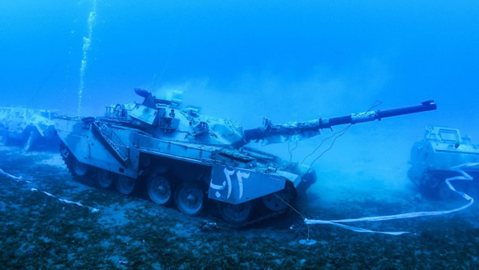 坦克沉在海底模拟作战场面。