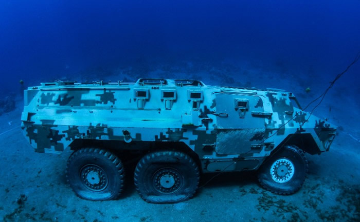 沉在海底的都是已退役的军用设备。