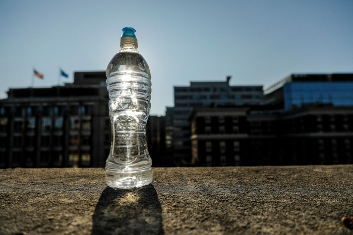 喝一瓶留在烈日下的瓶装水伤不了你，但专家指出，消费者应避免长期接触留置在高温下的塑料容器。 PHOTO ILLUSTRATION BY MARK THIESSE