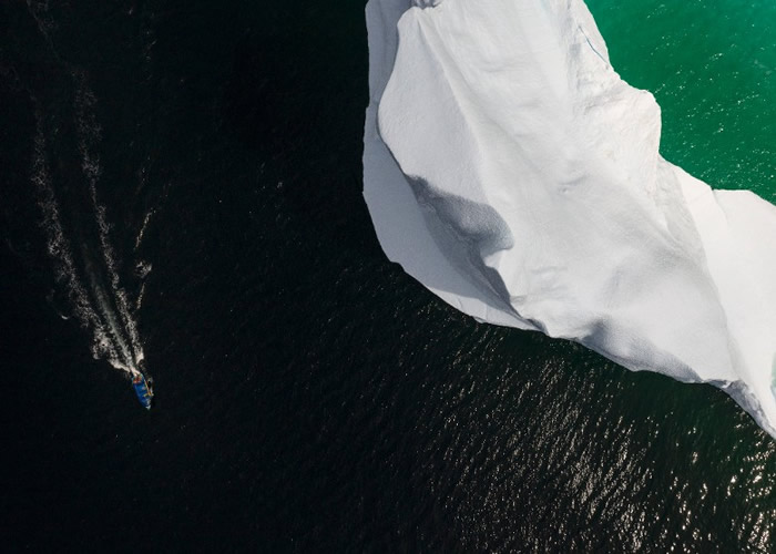 观光船带着游客“追踪”冰山。