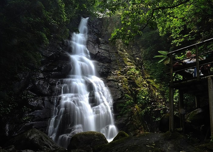 农历七月“鬼月”：台湾新北游客去青山瀑布游玩遇“水鬼”拉脚