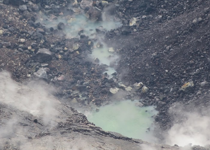 火山口充斥气体和硫磺。