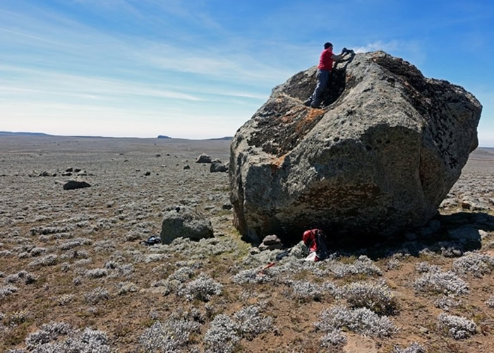 考古学家收集史前冰川的痕迹。