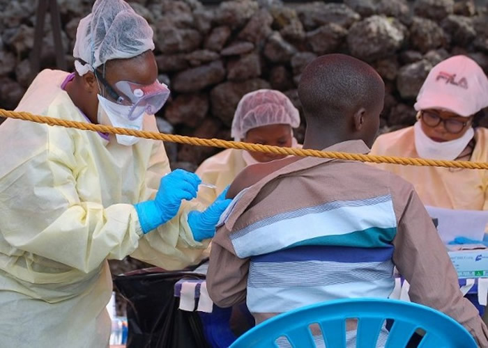 医护人员在戈马为患者注射疫苗。