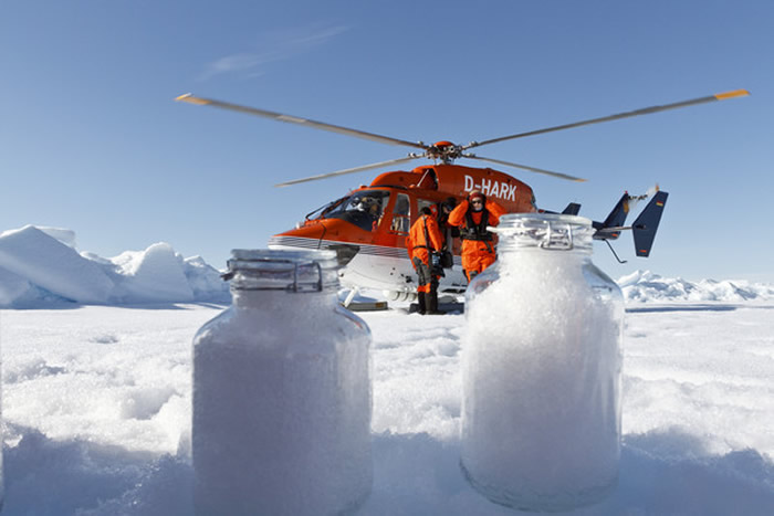 科学家采集北极冰检测塑胶微粒含量。
