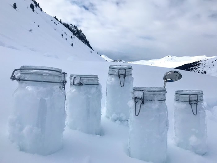 格陵兰岛的浮冰样本中，平均每公升含有1760个塑胶微粒。（图／翻摄自Alfred Wegener Institut）
