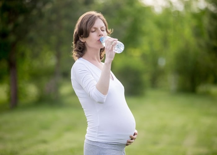 加拿大学者研究指孕妇喝含氟水或影响孩子智商 美专家质疑