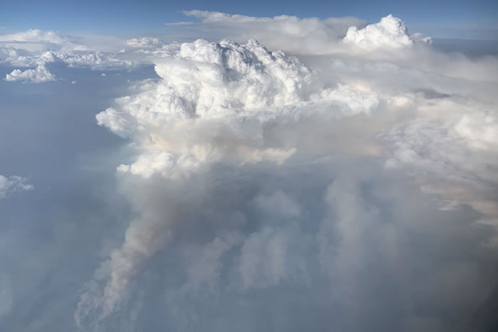 美国太空总署地球观测站派出的研究飞机拍到罕见火积云内部的超美画面