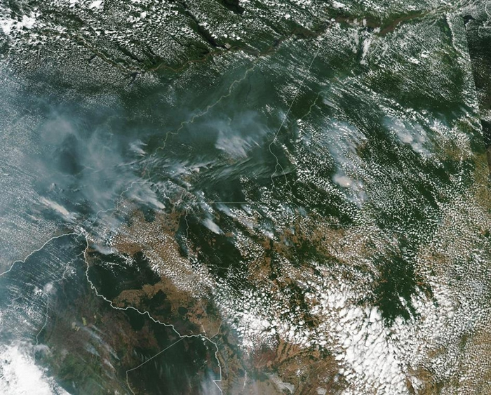 NASA的卫星从太空中拍到了由亚马逊野火所产生的烟雾。