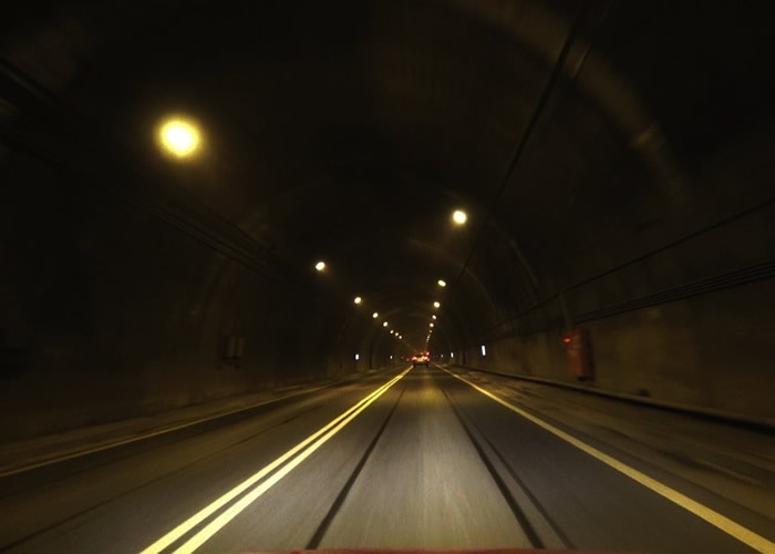 台湾苏花隧道内见人影招手 男子收慢车速逃过一劫