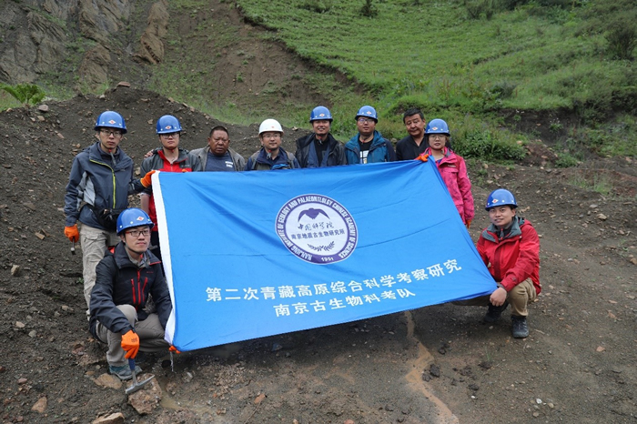 科考队员在西藏昌都地区考察二叠纪煤系地层