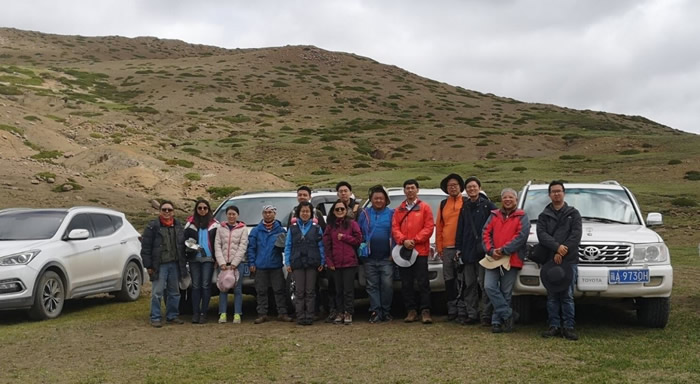 科考队员在西藏泽当地区考察中生代地层