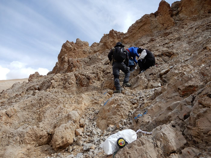 科考队员在测量西藏申扎泥盆系剖面