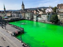 环保激进分子用萤光素钠把瑞士苏黎世的利马特河染成萤光绿色 抗议生态系统濒崩溃