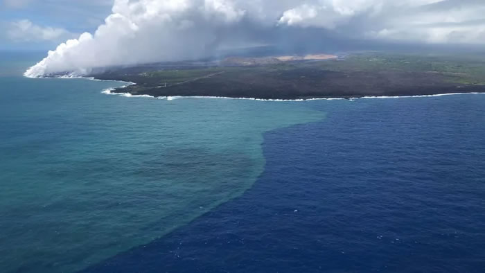 夏威夷岛上的基拉韦厄火山喷发引起附近海域的浮游植物开花