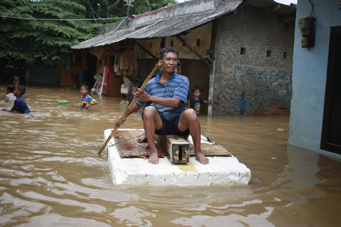 雅加达水浸问题严重。